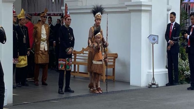 Wapres terpilih Gibran Rakabuming Raka memakai baju adat Papua.