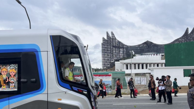 Autonomous rail rapid transit (ART) atau trem otonom mengantar para tamu yang menghadiri Upacara Peringatan Detik-Detik Proklamasi dalam rangka Hari Ulang Tahun (HUT) Ke-79 RI di IKN, Kalimantan Timur, Sabtu, 17 Agustus 2024.