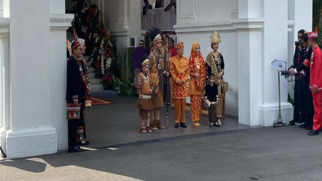 Wapres Ma'ruf Amin beserta Ibu Wuri disambut Wapres terpilih Gibran Rakabuming.