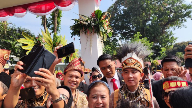 Wakil Presiden Terpilih Gibran Rakabuming Raka menyapa dan melayani swafoto bersama tamu undangan Upacara HUT Ke-79 RI saat tiba di Istana Merdeka, Jakarta, Sabtu, 17 Agustus 2024.