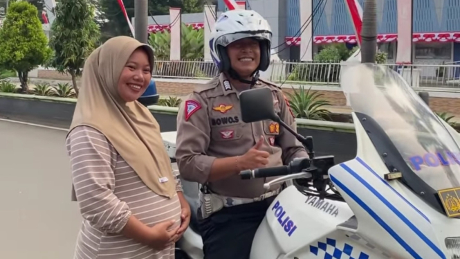 Ibu hamil ngidam naik moge Polisi