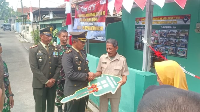 Para verteran dihadiahi renovasi rumah oleh Dandim 0606 Kota Bogor. VIVA/Muhammad AR