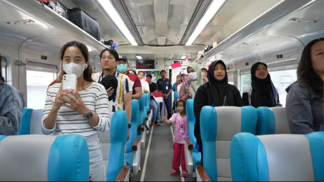 Penumpang kereta api dari Surabaya berdiri sikap sempurna saat detik-detik Proklamasi Kemerdekaan RI sambil menyanyikan lagu Indonesia Raya. (Foto: Humas KAI Daop 8 Surabaya)