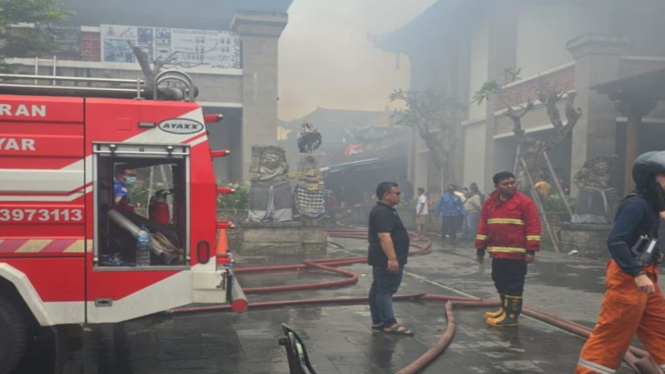 Petugas pemadam kebakaran berusaha memadamkan api di Pasar Seni Ubud