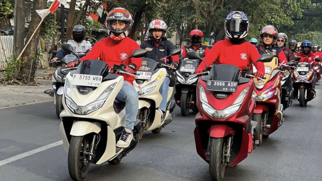 Komunitas Honda PCX merayakan HUT RI