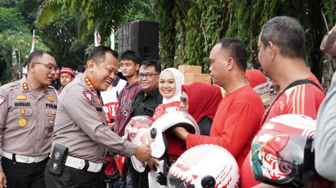 Polda Riau menggelar lomba desain helm merah putih dan pawai safety riding