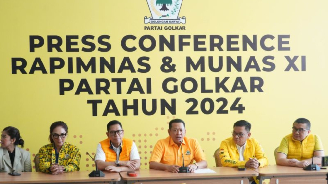 Ketua Panitia Penyelenggara Rapimnas dan Munas Golkar Bambang Soesatyo (tengah) bersama jajaran anggota Golkar saat memberikan keterangan di Jakarta, Minggu, 18 Agustus 2024.