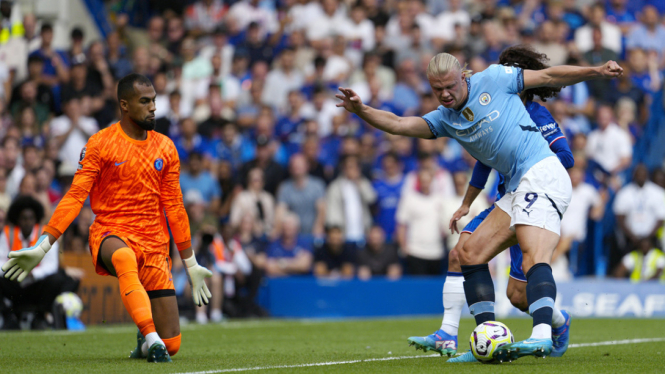 Striker Manchester City Erling Haaland (kanan)