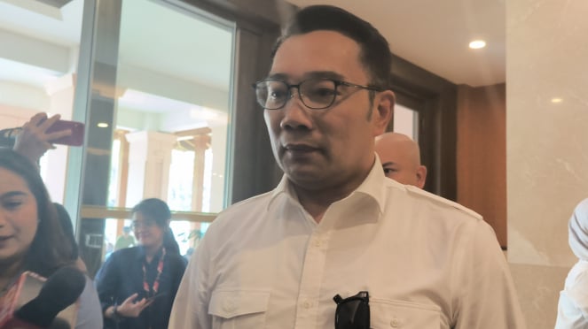 Politisi Golkar Ridwan Kamil tiba di Hotel Sultan jelang pengumuman bakal calon gubernur Pilkada Jakarta 2024.