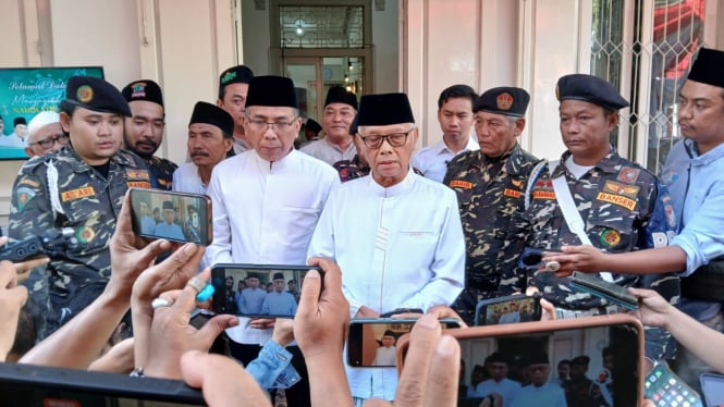 Ketum PBNU KH Yahya Cholil Staquf dan KH Anwar Iskandar di PCNU Surabaya.