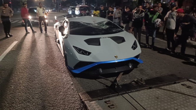 Lamborghini tabrak pemulung