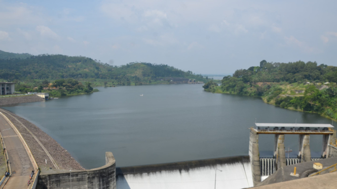 Waduk Saguling di Jawa Barat yang akan dimanfaatkan permukaannya untuk PLTS Terapung Saguling dengan kapasitas 60 Megawatt (MW) serta estimasi luas PLTS sebesar 95 hektare.