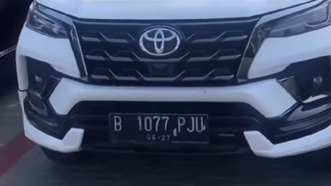 Viral pelat nomor Toyota Fortuner kembar