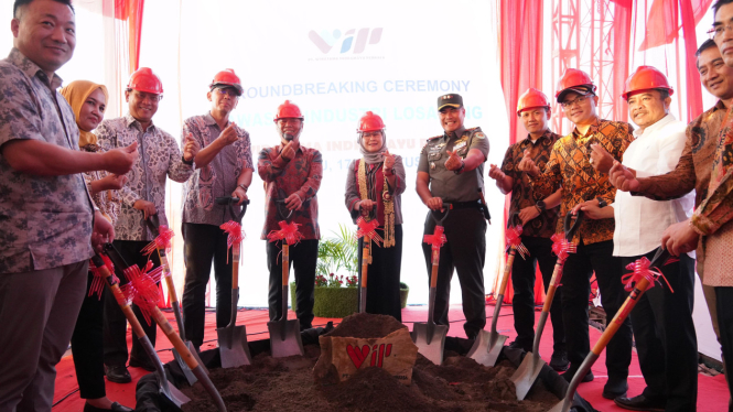 Bupati Indramayu Nina Agustina menghadiri groundbreaking perusahaan