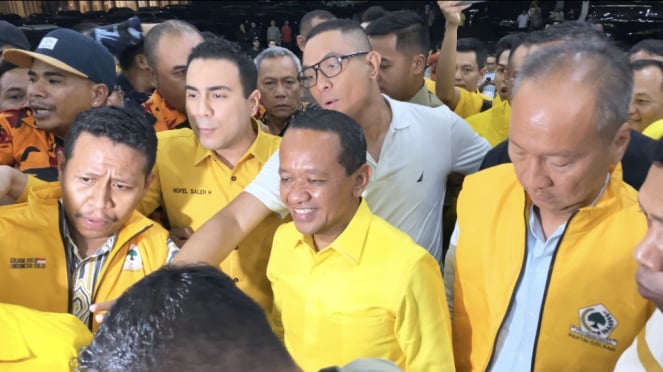 Der Minister für Energie und Bodenschätze, Bahlil Lahadalia, reiste zum Golkar DPP in West-Jakarta und registrierte sich als Kandidat für den Golkar-Generalvorsitz. 