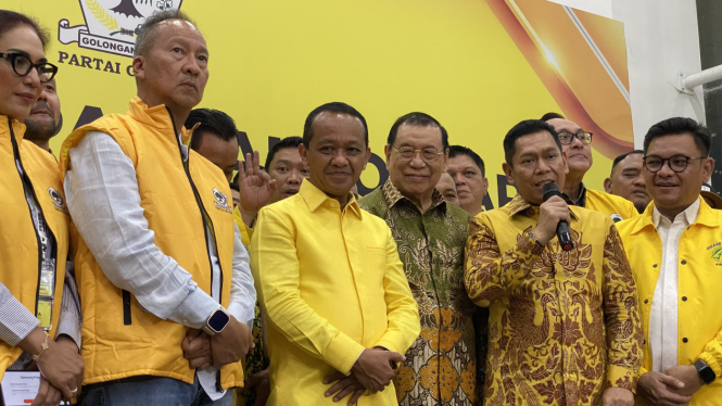 Menteri Energi dan Sumber Daya Mineral Bahlil Lahadalia menyerahkan berkas pendaftaran calon Ketua Umum Golkar ke DPP Partai Golkar Slipi Jakarta Barat, Senin 19 Agustus 2024.