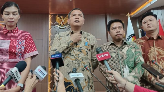 Ketua KPU DKI Jakarta Wahyu Dinata (kedua kiri) beri keterangan kepada media