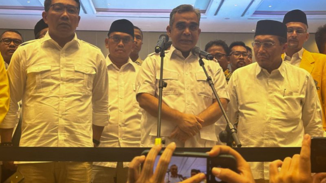 Bakal pasangan calon gubernur dan wakil gubernur DKI Jakarta Ridwan Kamil (kiri) dan Suswono (kanan) bersama Sekjen Partai Gerindra Ahmad Muzani (kedua kanan) saat memberikan keterangan pers di Hotel Sultan, Jakarta, Senin, 19 Agustus 2024.