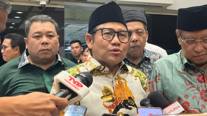 Ketua Umum PKB Muhaimin Iskandar saat memberikan keterangan kepada awak media di Kompleks Parlemen, Senayan, Jakarta, Senin, 19 Agustus 2024.