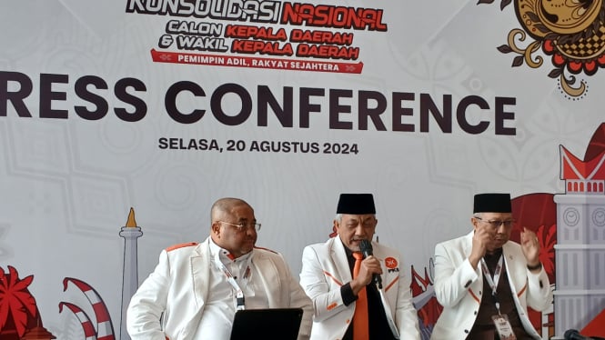 Presiden PKS, H. Ahmad Syaikhu (tengah) saat melakulan press conference di ICE BSD