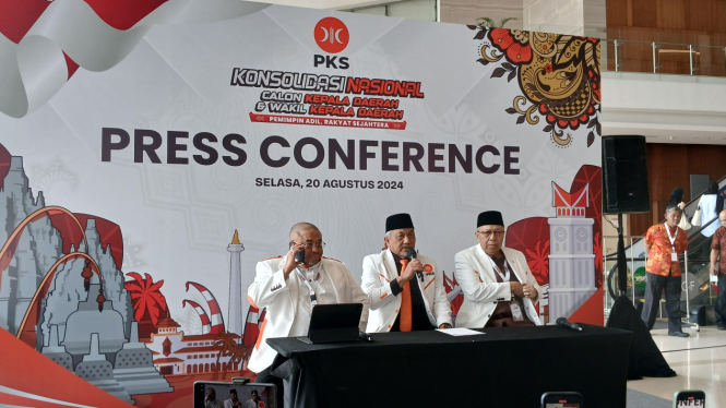 Presiden PKS, H. Ahmad Syaikhu (tengah) saat melakulan press conference di ICE BSD