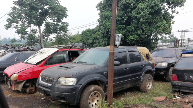 Kuburan mobil terbengkalai