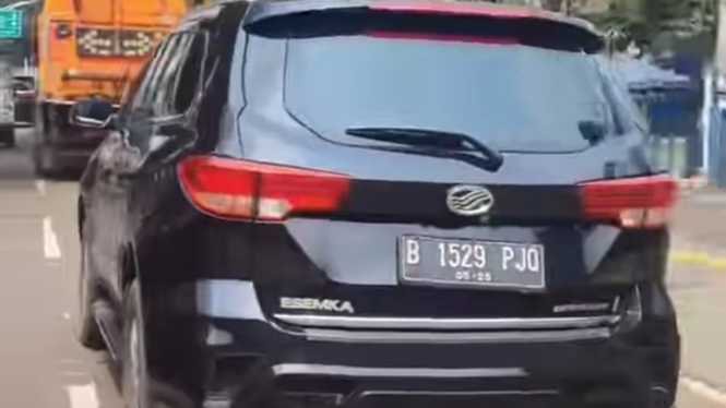 Mobil Esemka berkeliaran di jalan Jakarta