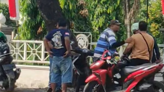 Debt collector mau tarik paksa motor di Mojokerto. (Istimewa)