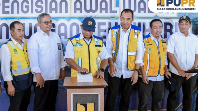 Kementerian PUPR melakukan pengisian awal waduk Bendungan Leuwikeris