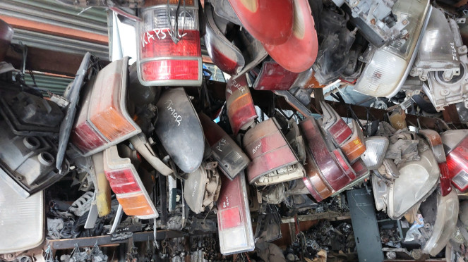 Spare part copotan di kuburan mobil