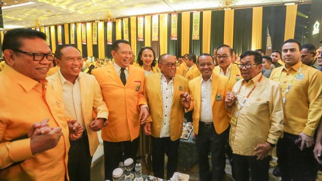 Aburizal Bakrie dan Bahlil Lahadalia di Munas Partai Golkar