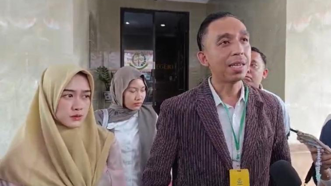 Orang tua korban penganiayaan di daycare dan kuasa datangi Kejari Depok