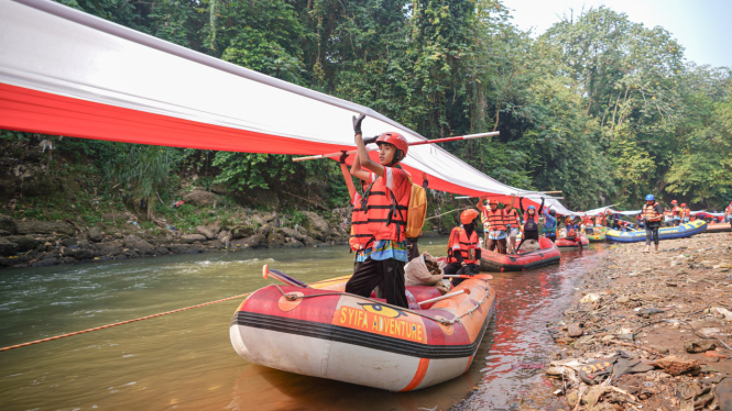 Pengibaran bendera 79 meter di Sungai Ciliwung