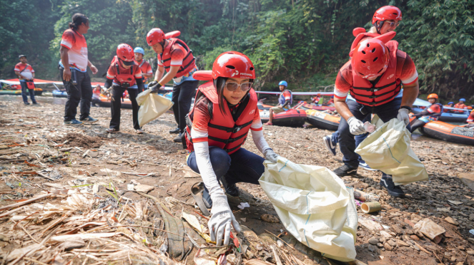 Pertamina erinnert an den Unabhängigkeitstag der Republik Indonesien, indem es eine 79 Meter lange Flagge entfaltet und den Ciliwung-Fluss reinigt