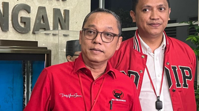 Ketua Bidang Pemenangan Pemilu Eksekutif DPP PDIP Deddy Sitorus saat memberikan keterangan kepada awak media di kantor pusat PDIP, Jakarta, Selasa, 20 Agustus 2024.