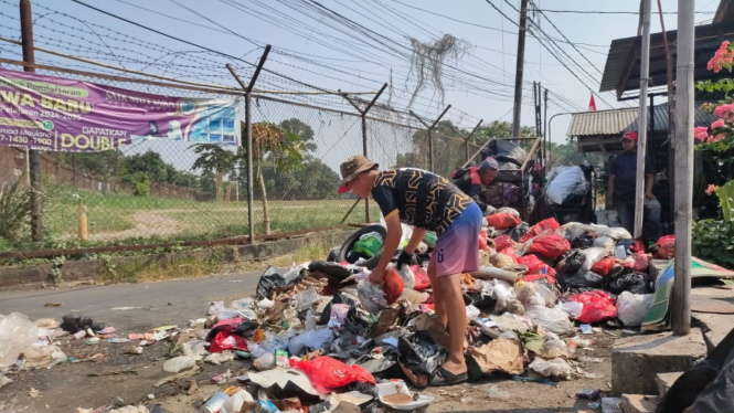 Sampah menumpuk di depan rumah warga Depok.