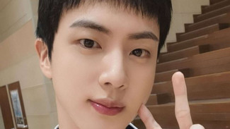 Jin BTS Pamer Visual Memukau dengan Seragam Sekolah: Dulu Aku Dipanggil Kutu Buku