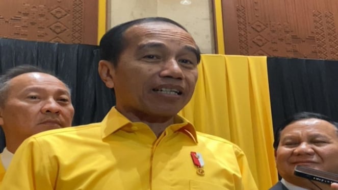 Presiden Jokowi berbaju kuning saat penutupan Munas Golkar di Jakarta