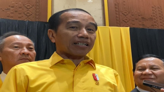 Presiden Jokowi berbaju kuning saat penutupan Munas Golkar di Jakarta