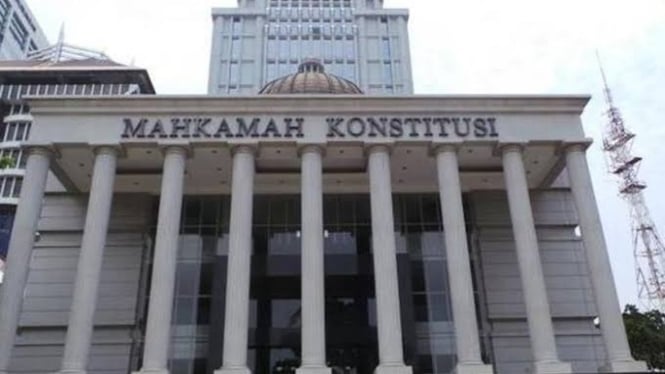 Hari ini, sejumlah elemen masyarakat yang terdiri dari buruh, mahasiswa, dan aktivis akan turun ke jalan untuk menggelar aksi besar-besaran di depan Gedung Dewan Perwakilan Rakyat (DPR) dan Gedung Mahkamah Konstitusi (MK)