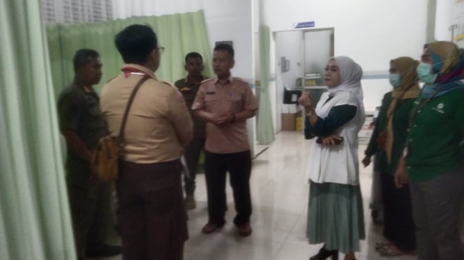 Korban keracunan saat ditangani di UGD Puskesmas Citeureup. 