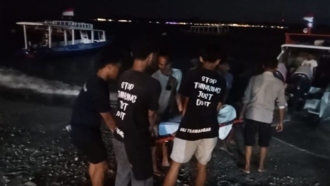 Jenazah korban saat dievakuasi menuju klinik di Gili Trawangan (Satria)