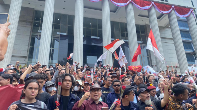 Aksi di Depan Gedung MK 