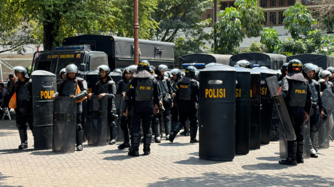 Personel Brimob siaga di depan Balai Kota Solo