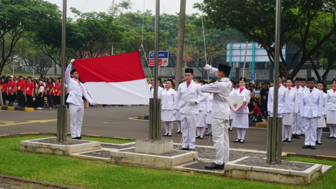 Upacara peringatan HUT kemerdekaan sebagai penanda awal kegiatan PKKMB Atma Jaya