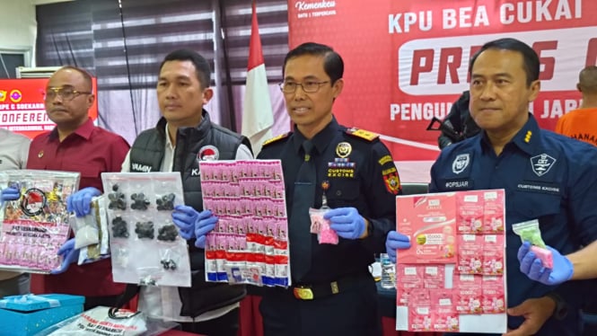 Petugas gabungan bea cukai dan polres bandara soetta saat tunjukkan barang bukti