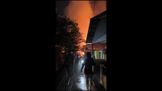 Kebakaran sebuah rumah di Kompleks Istana Kadriyah Pontianak, Kota Pontianak, Kalbar.