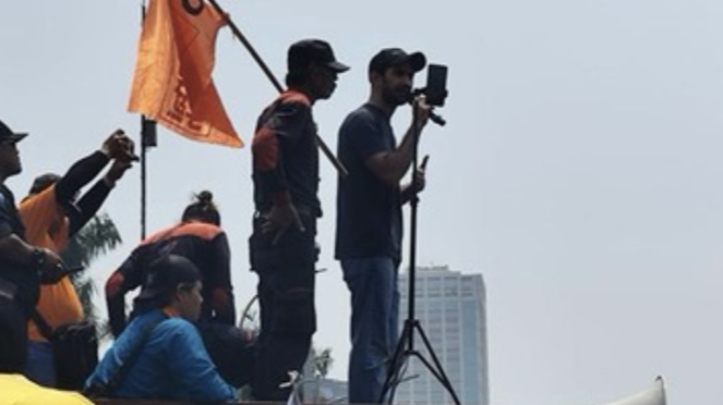 Der berühmte Schauspieler Reza Rahadian nahm an der Demonstration teil, die heute vor dem DPR-Gebäude in der Jalan Gatot Subroto in Jakarta stattfand.