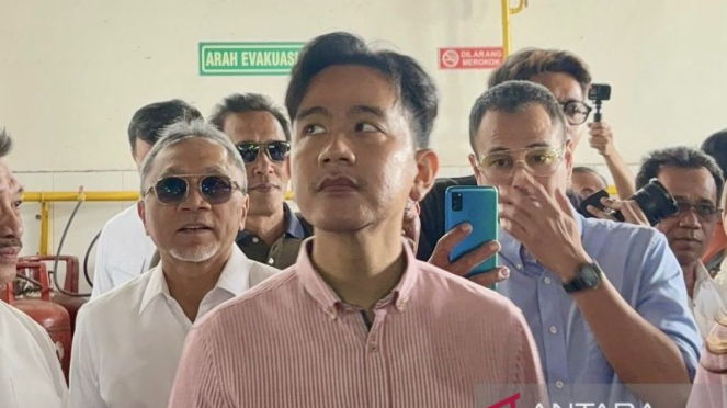 Mendag Zulkifli Hasan dan Wakil Presiden Terpilih Gibran Rakabuming Raka saat meninjau Koperasi Peternak Sapi Bandung Utara (KPSBU) di Kabupaten Bandung Barat, Jawa Barat Kamis, 22 Agustus 2024.