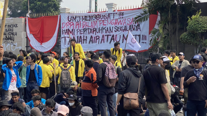 Aksi unjuk rasa di DPR